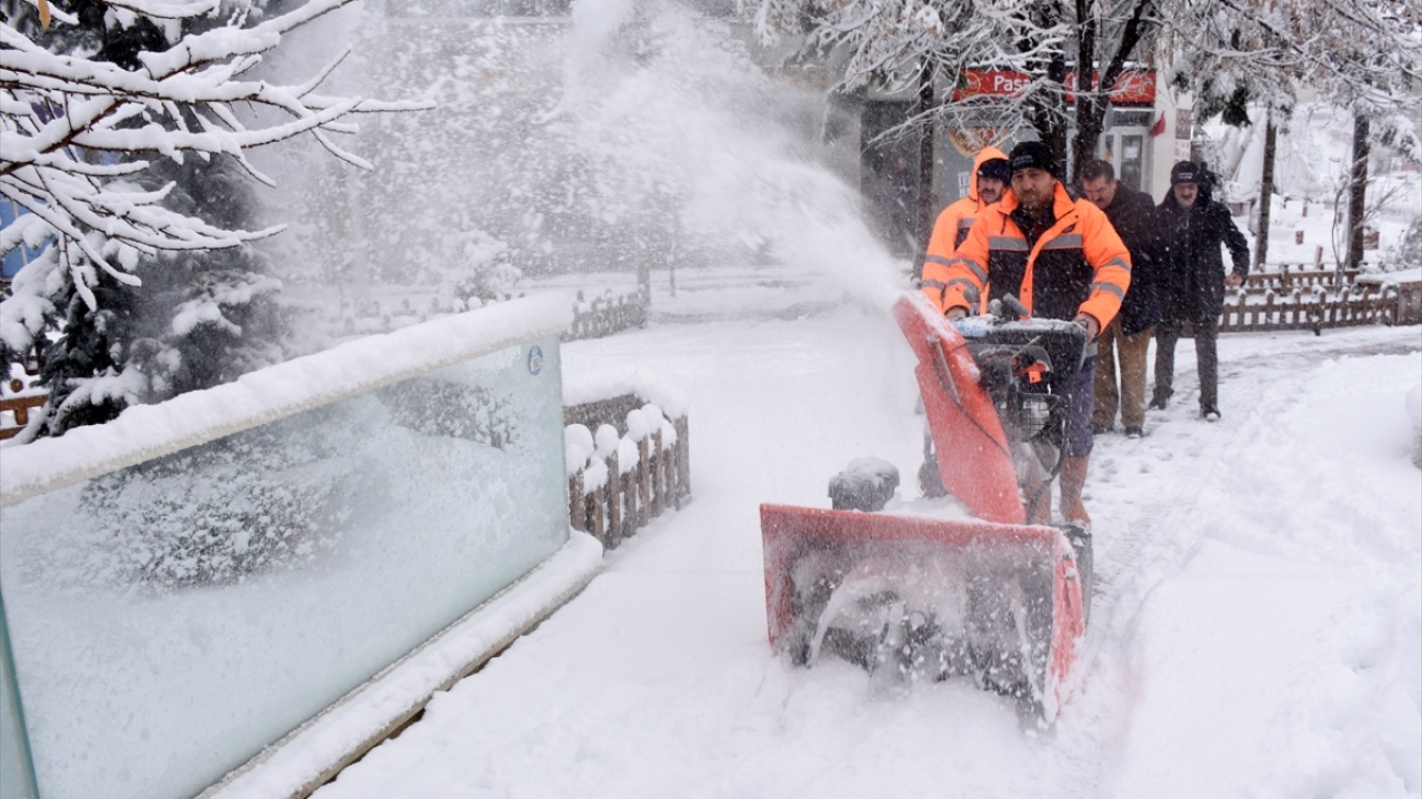 Öte yandan kent merkezinde de etkili olan kar yağışı sonrası Gümüşhane Belediyesi ekipleri, mahalle yollarında kar temizleme çalışması yapıyor.