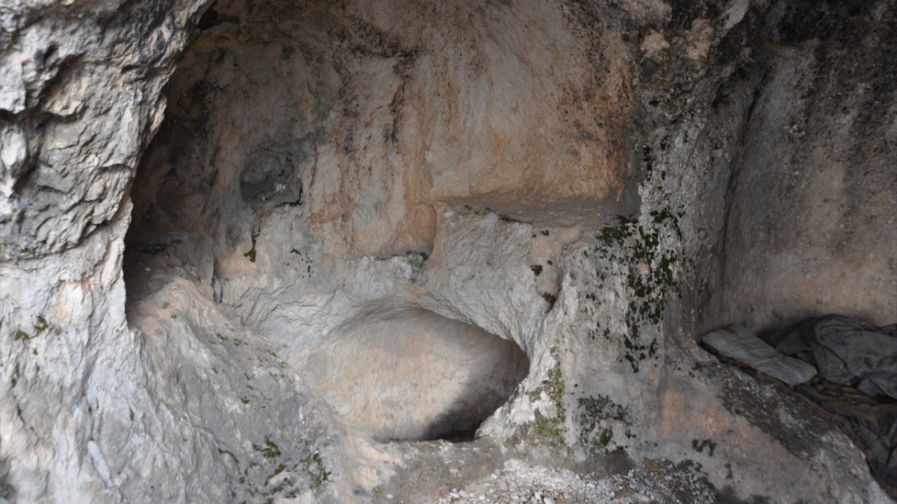 Ekiplerin incelemesinde kaya odalarının içinde aedikula olduğu belirtildi.