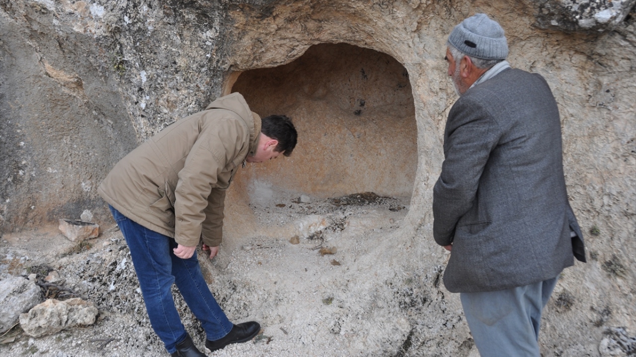 Yer yer tahribata uğrayan alanda mimari yapı olarak temel kalıntıların varlığı gözleniyor.