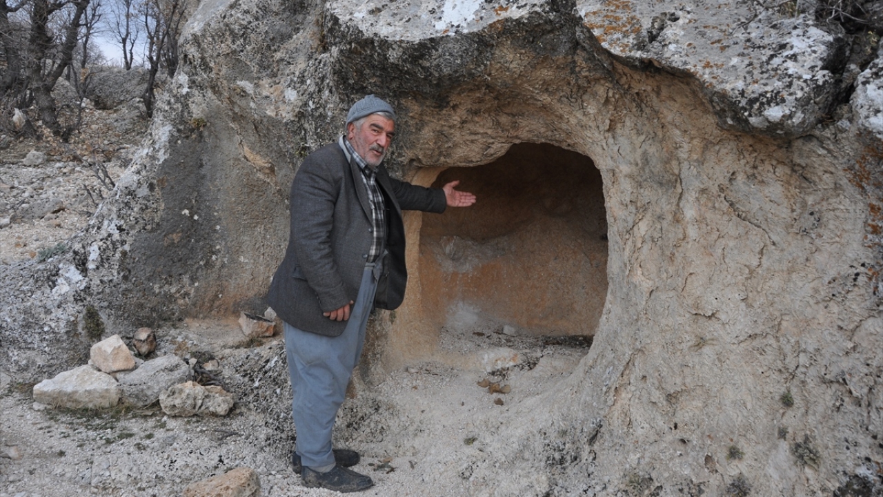 Yaklaşık 5 hektar olan alanda kireçtaşından yapılmış sunak ve kilise kalıntısının var olduğu ve dini ayinlerin yapıldığı düşünülüyor.