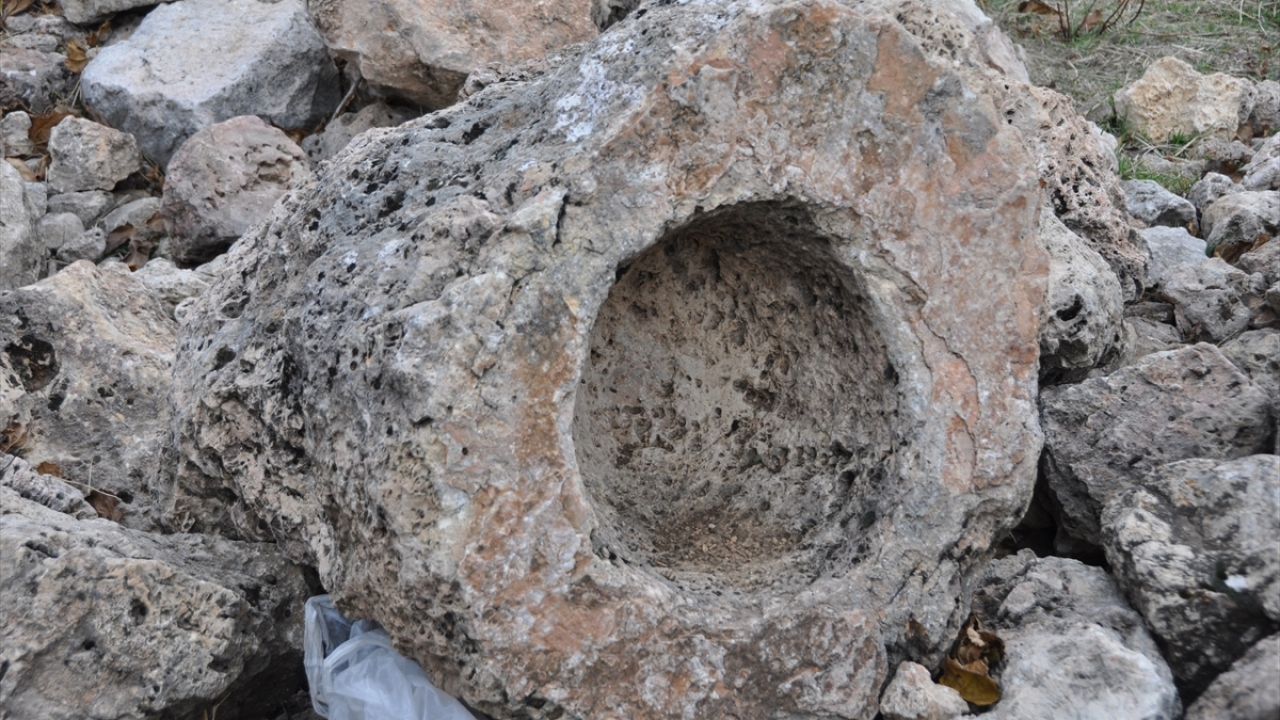 Tarihi yerleşim yerinde kireç taşı kayaların oyulduğu ve odalara dönüştürüldüğü görülüyor. 