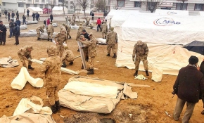 Jandarma depremzedelerin yanında