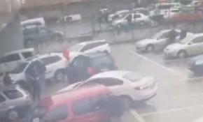 Araç muayenesi sırasında yaşanan kaza güvenlik kamerasına yansıdı