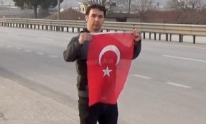 Bayrağı yerde bırakmadı