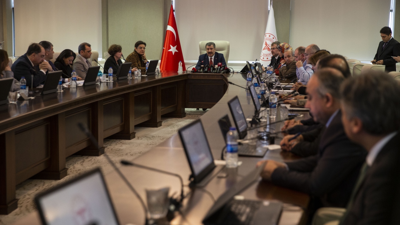 Sağlık Bakanı Fahrettin Koca, koronavirüs salgını dolayısıyla Çin`in Wuhan şehrinden Türk vatandaşlarının tahliyesi ve güncel konulara ilişkin basın toplantısı düzenledi.