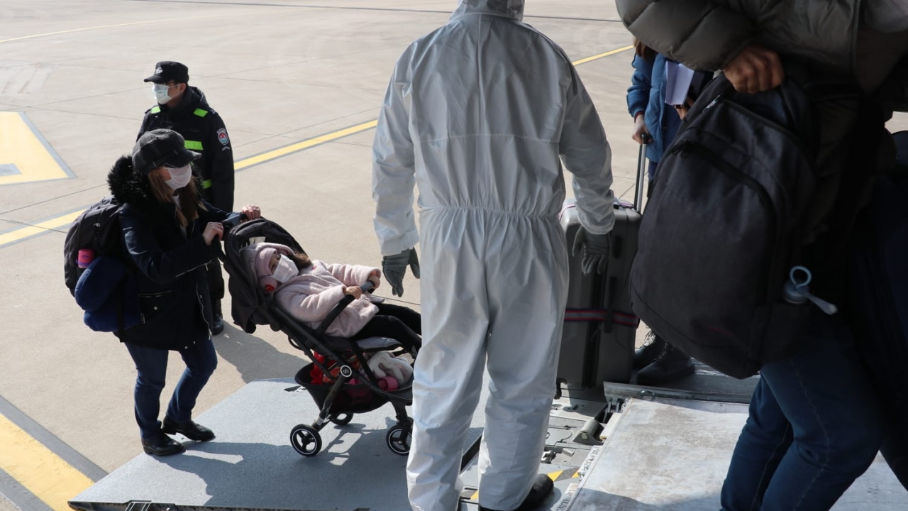 Tüm kontrollerin ve hazırlıkların tamamlanmasının ardından yolcular uçağa alındı.