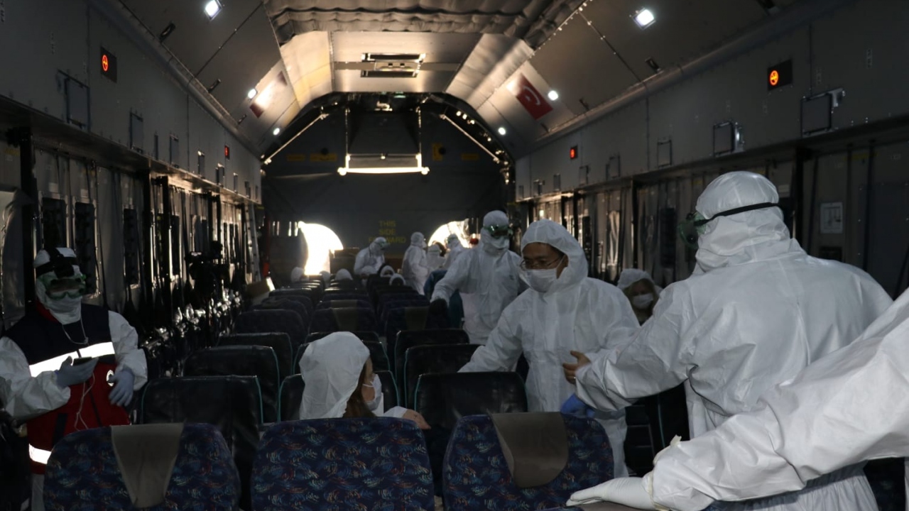 Yolcular uçağa yerleştirildi.