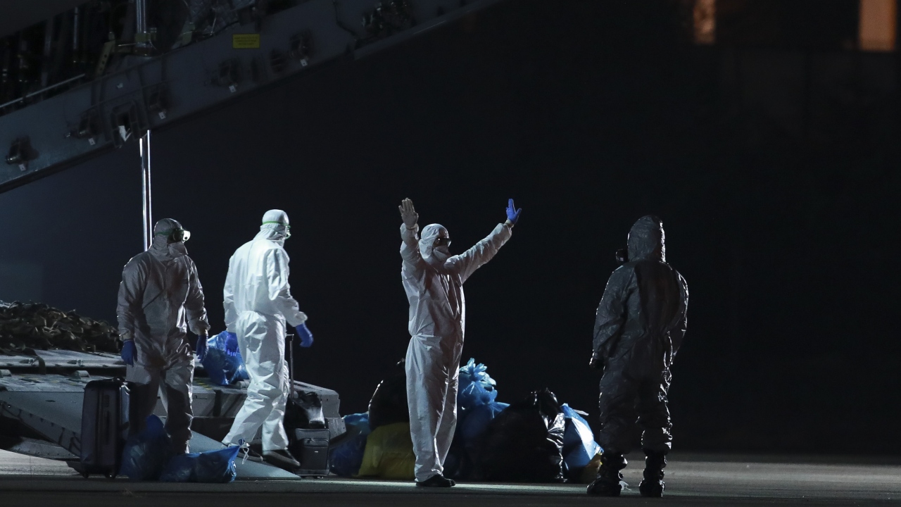 Ardından, uçaktaki 42 yolcu ile mürettebat, teknik ekip ve sağlık personelinden oluşan toplam 62 kişinin tahliye işlemi başladı.