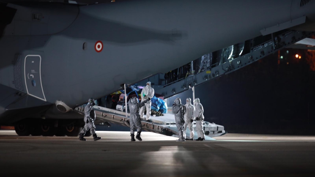 Uçakta bulunanlar 17 ambulans ile Dr. Zekai Tahir Burak Hastanesi`ne götürüldü.