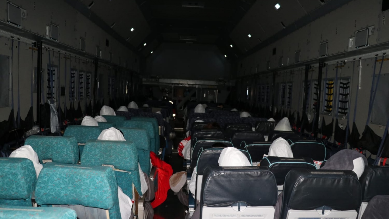 Uçakta 32 Türk, 6 Azerbaycan, 3 Gürcistan ve 1 Arnavutluk vatandaşı olmak üzere 42 yolcu bulunuyordu.