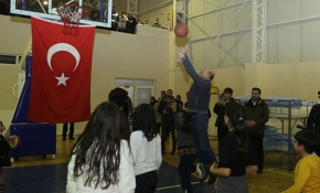İçişleri Bakanı Süleyman Soylu depremzede çocuklarla basketbol oynadı