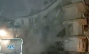 Depremde ağır hasar gören binanın çökme anı kameraya yansıdı