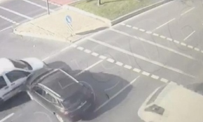 Kırmızı ışıkta geçti, otomobile böyle çarptı