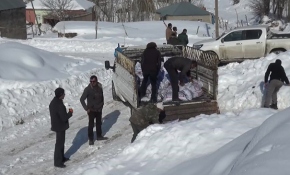 Soğuk havanın esir aldığı köylere kömür yardımı