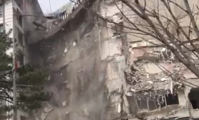 Depremde hasar gören bina böyle çöktü