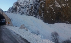 Pülümür Vadisi'nde çığ düşme anı kamerada