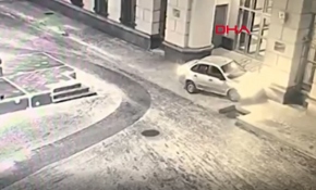 Rusya'da araba çalan genç, İçişleri Bakanlığı binasına çarptı