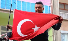 Elazığ'da yıkım öncesi Türk bayrağı hassasiyeti