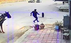 Kamyonetten fırlayan lastiği tekmeyle durdurmaya çalıştı