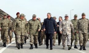 Bakan Akar ve komutanlar Suriye sınırında