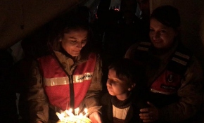Jandarmadan depremzede çocuğa doğum günü sürprizi