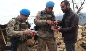 Jandarma, enkazda bulduğu ziynet eşyasını sahibine teslim etti