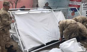 Engelli depremzede ve ailesine jandarma yardım elini uzattı