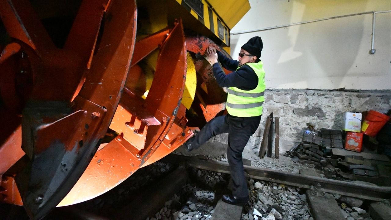 Kış şartlarının hüküm sürdüğü bölgede 33 yıldır çalışan Birol Akdağ, kar kalınlığının 2 metreyi bulduğu güzergahta demir yolunu açık tutmak için kar küreme aracıyla kar savuruyor.