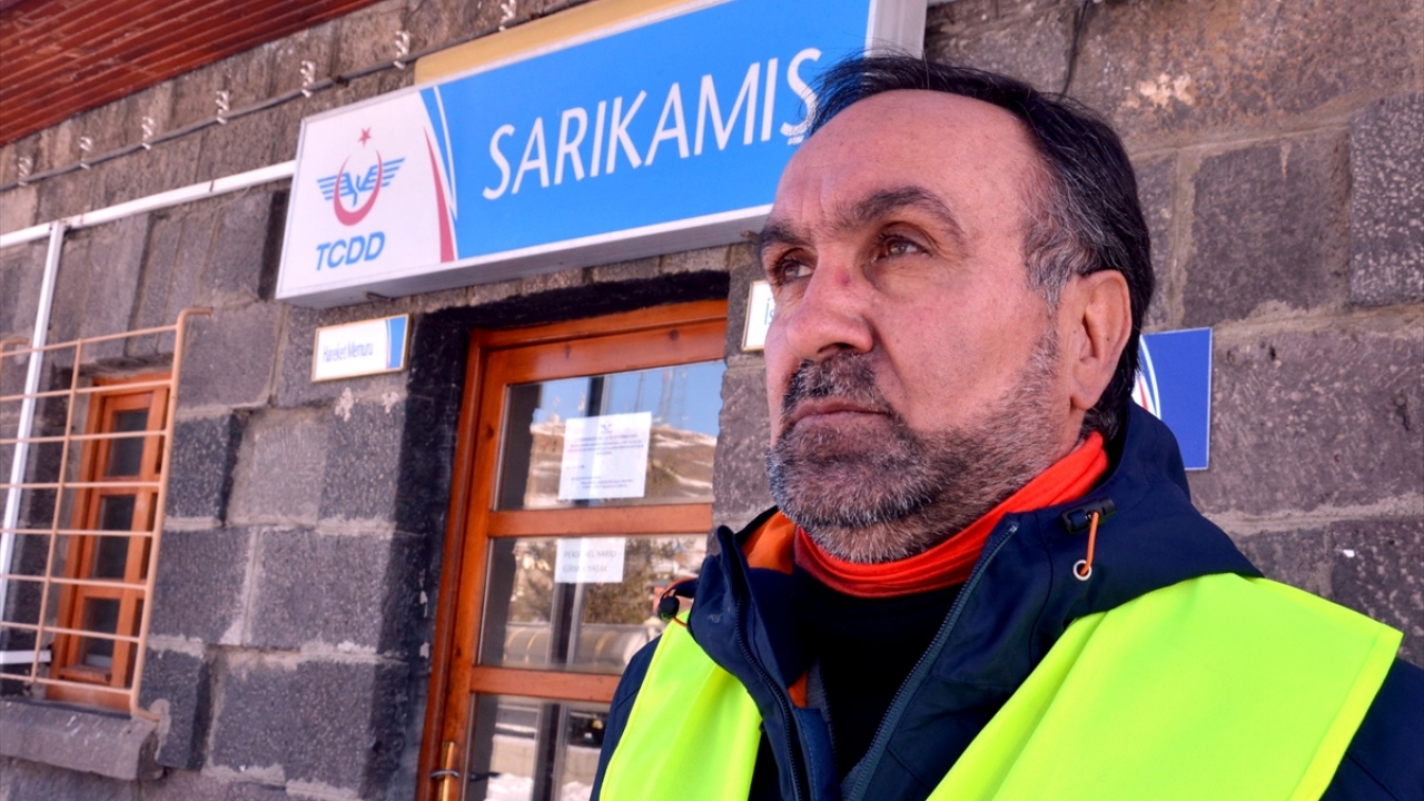 Ömrü raylarda geçen Akdağ, trenlerin sorunsuz şekilde gidip gelmesine ve sevenlerin birbirine kavuşmasına vesile olduğu için mesleğini aşka yapıyor.