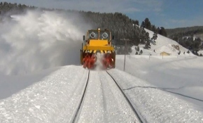 33 yıldır karlı rayları temizliyor