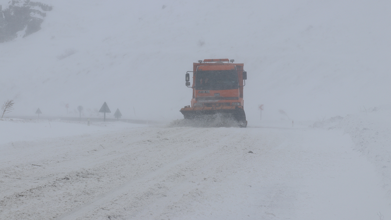 Kent genelinde etkili olan kar ve tipi, ulaşımda aksamalara yol açtı. 