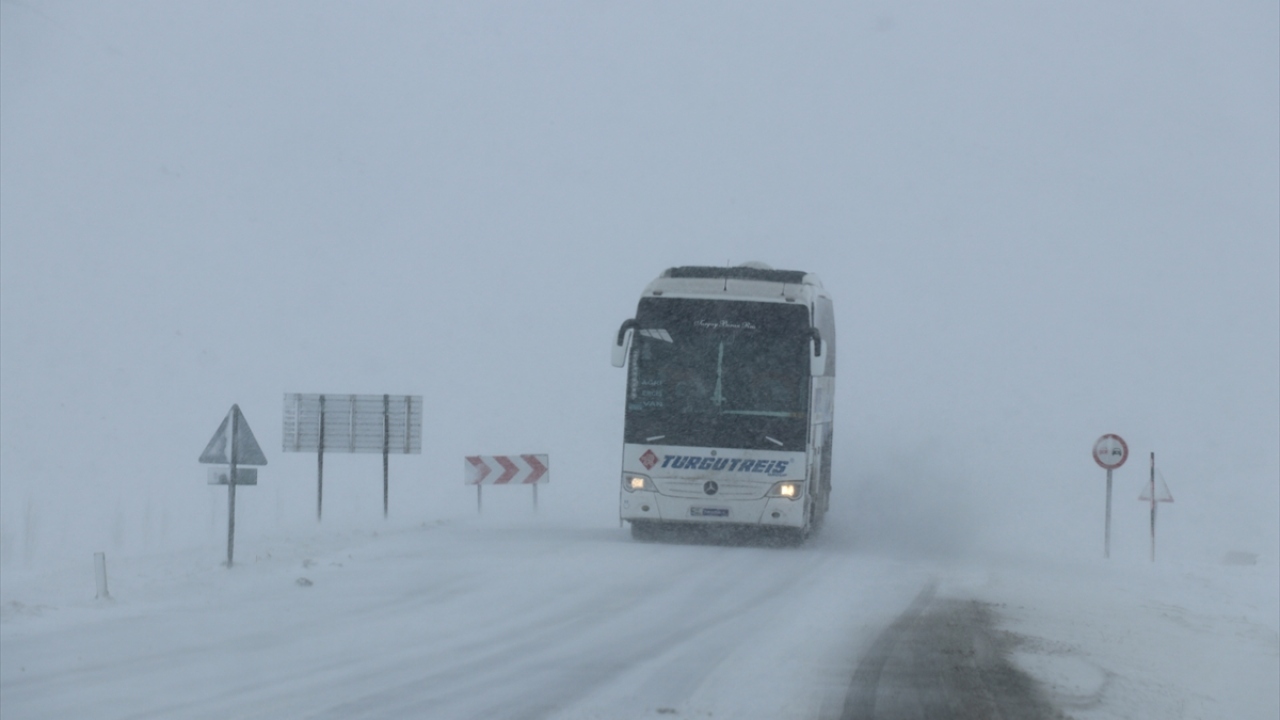 Ağrı ile Van arasında ulaşımın sağlandığı Hamur ve Tutak ilçeleri arasındaki 5 ayrı noktada çığ düştü.