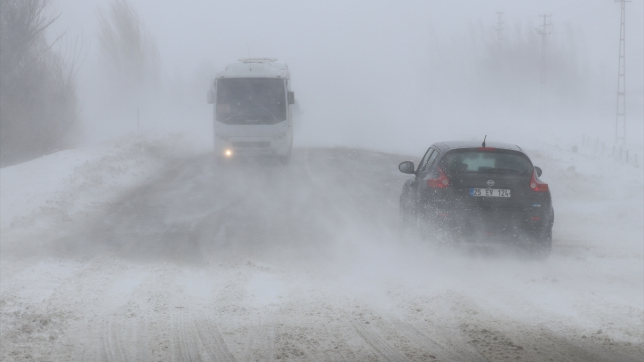 İhbar üzerine olay yerine güvenlik güçleri ve Karayolları 123. Şube Şefliği`ne bağlı ekipler ile iş makineleri sevk edildi. 