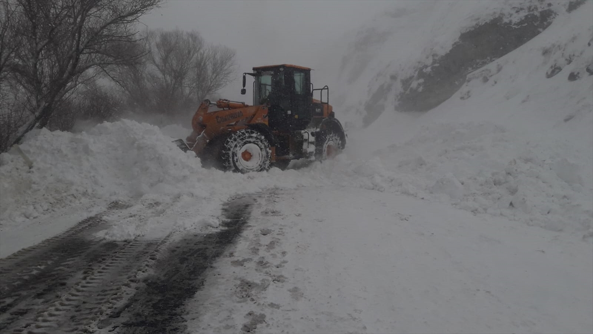 Tipi nedeniyle görüş mesafesinin yer yer 3 metreye kadar düştüğü bölgede, trafik polisleri sürücüleri dikkatli ve tedbirli olmaları konusunda uyardı.