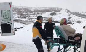 Bingöl'de ayağı kırılan kadının imdadına UMKE yetişti