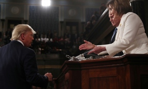 Nancy Pelosi, elini sıkmayan Trump'ın konuşma metnini yırttı