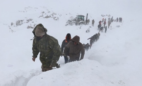 Van'da çığ altında kalanları arayan ekibin üzerine çığ düştü