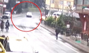 Rize'de kaya parçaları yola düştü