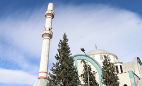 Şiddetli rüzgar minarenin cam kubbesini yıktı