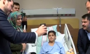 Cumhurbaşkanı Erdoğan enkaz altından kurtarılan çocukla görüştü