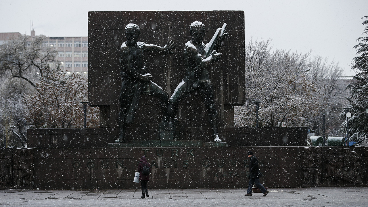 Meteoroloji Genel Müdürlüğünün Ankara için yaptığı kar uyarısının ardından beklenen kar yağışı sabah saatlerinde başladı.