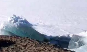Rusya’da denizdeki buzullar sahile vurdu
