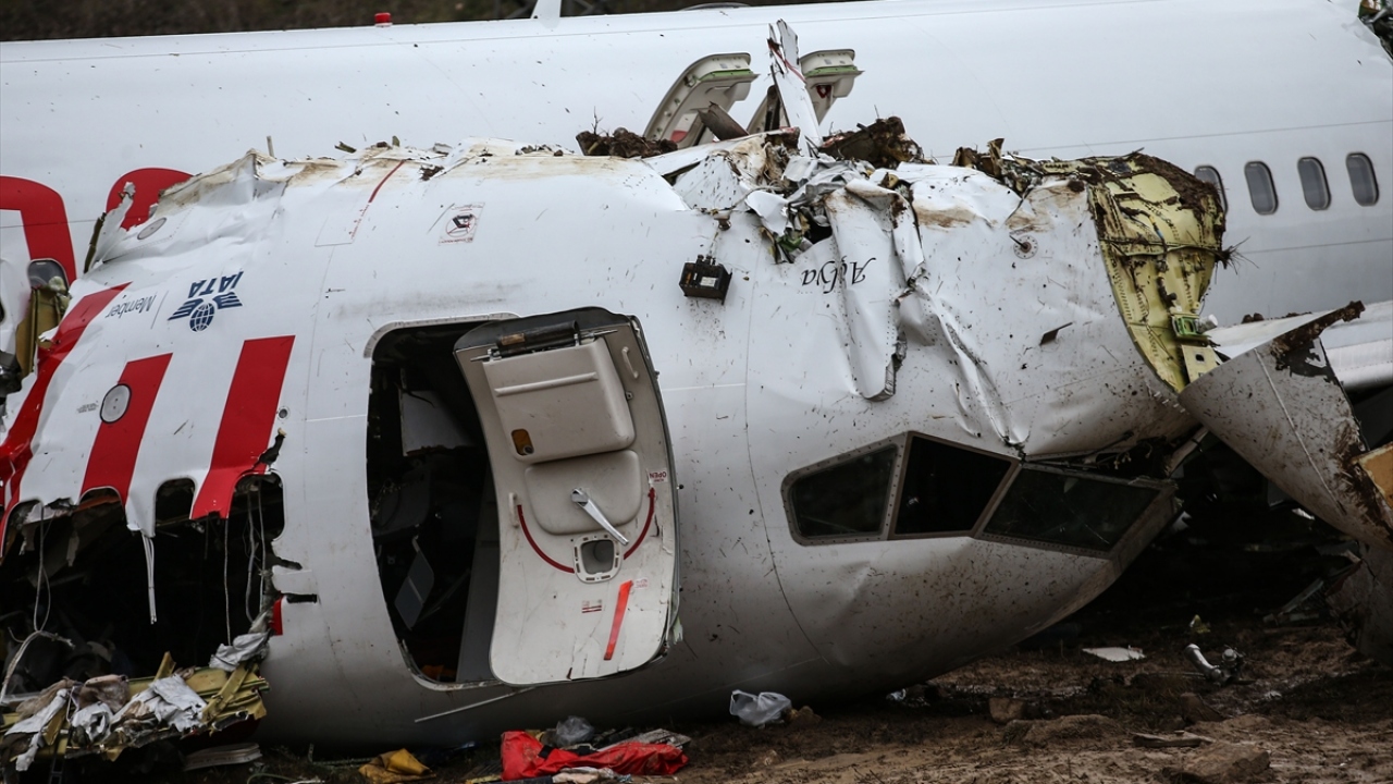 3 kişinin hayatını kaybettiği, 174 yolcu ve 6 mürettebatın yaralandığı kazada üç parçaya ayrılan uçağın enkazı, incelemelerin ardından vinç ve iş makinaları yardımıyla kaldırılacak. Öte yandan olaya ilişkin soruşturma da sürdürülüyor.