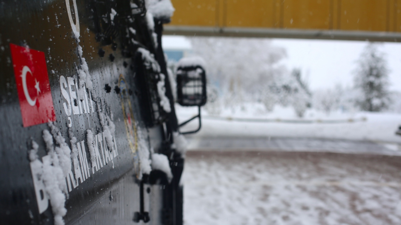 Kent genelinde etkili olan kar yağışı, caddeleri ve sokakları beyaza bürüdü.