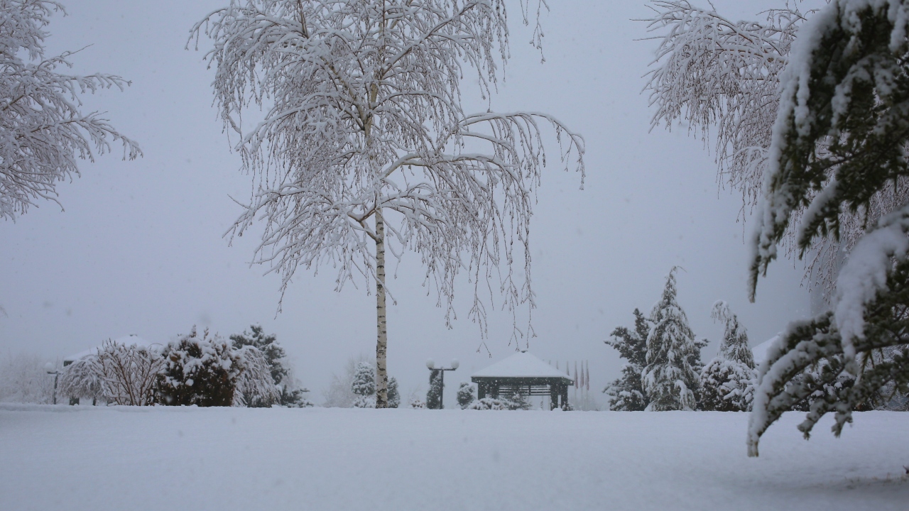 Ankara`da sabah saatlerinde etkili olan kar yağışının ardından başkent beyaza büründü.