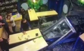 Rusya'da kafeye dalan otomobil paniğe neden oldu