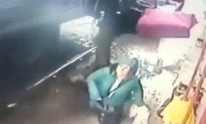 Üst kattan düşen eşyanın altında kalmaktan son anda kurtuldu