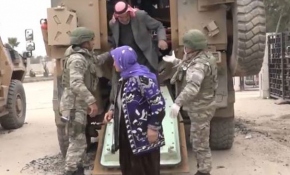 Mehmetçik Türkmen aileye şefkat elini uzattı