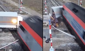 Hemzemin geçitteki kaza kameralara yansıdı