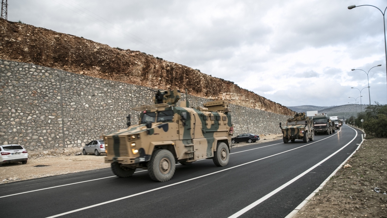 Alınan güvenlik önlemleri altında aralarında komandoları taşıyanların da bulunduğu 200 askeri aracın yer aldığı konvoy, sınır birliklerine yönlendirildi.